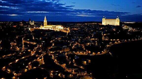 托莱多城市景观与阿尔卡扎在黄昏西班牙