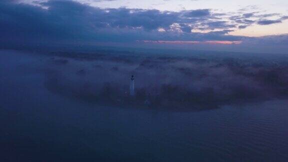 密歇根湖上的雾中的灯塔