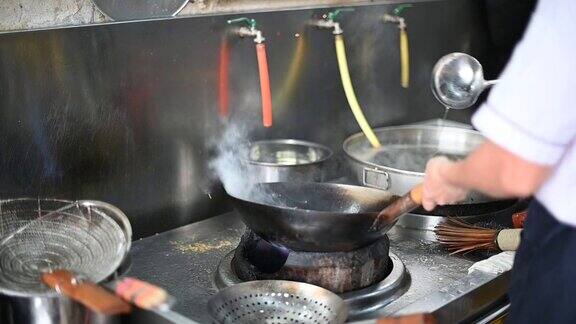 主烹饪亚洲中餐的慢动作与煤气炉HD火红蔬菜在煎锅慢动作