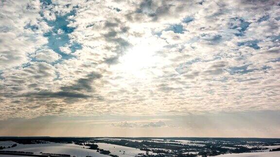 冬天的天空美丽多云冬天的时光流逝天空4K云天气自然云蓝色蓝色的天空与云4K太阳时间流逝云4K滚动云电影