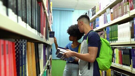 图书馆里的学生