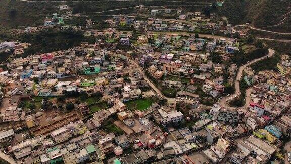 航拍无人机拍摄的印度北阿坎德邦一座喜马拉雅城市