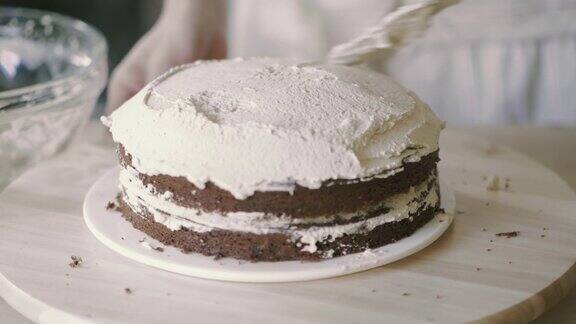 厨师在模型蛋糕上涂奶油