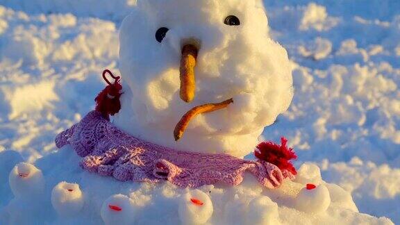 一个戴着粉色围巾的可爱雪人