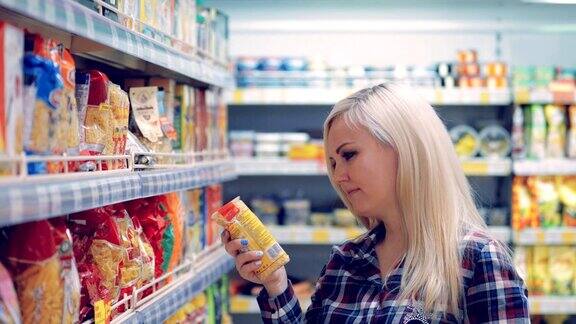 女人在超市看包装上的标签