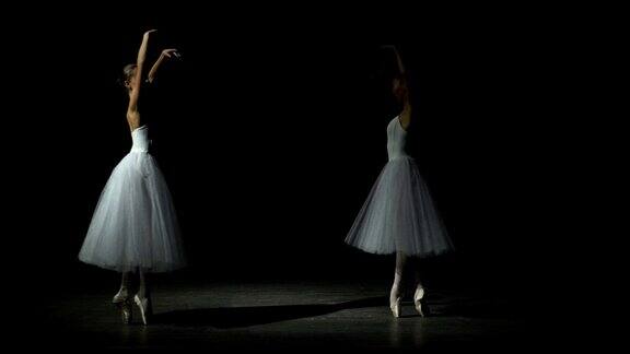 两个女孩跳芭蕾舞
