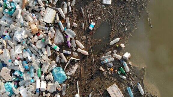 空中的水边堆成堆的垃圾Rone照片凌乱的海岸全球破坏环境倾倒概念