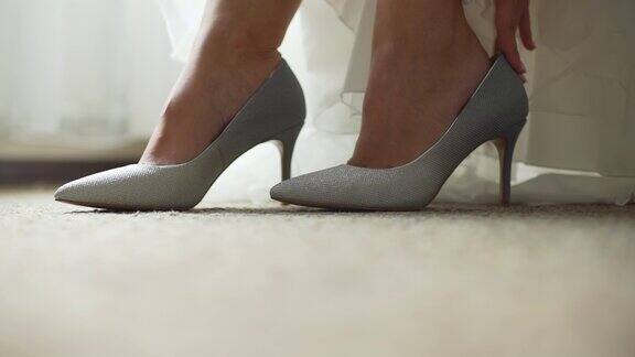 新娘把婚礼鞋穿在脚上