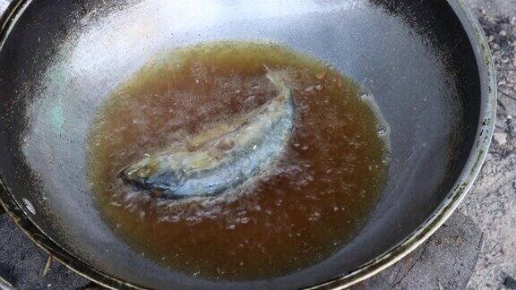 在平底锅里煎鲭鱼