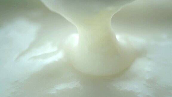 微距视频拍摄用勺子在杯中搅拌酸奶的慢动作
