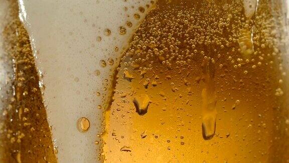 特写啤酒泡沫在一个缓慢的动作