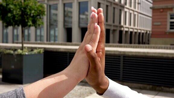 白种人女性的手与黑人非洲裔美国人轻轻触摸