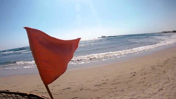 海滩上挂着红旗