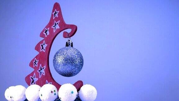 圣诞树在蓝色背景与地方为您的文本循环