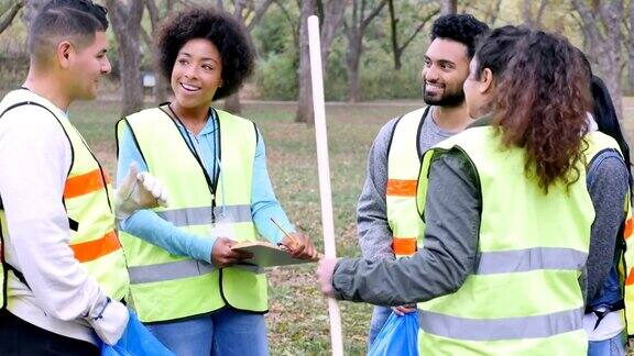 一位非裔美国妇女组织志愿者清理公园