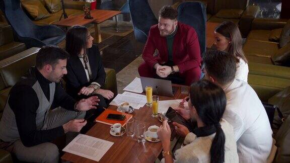 一群优雅的企业家在咖啡馆谈生意