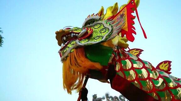 舞龙和烟花表演在中国新年的节日