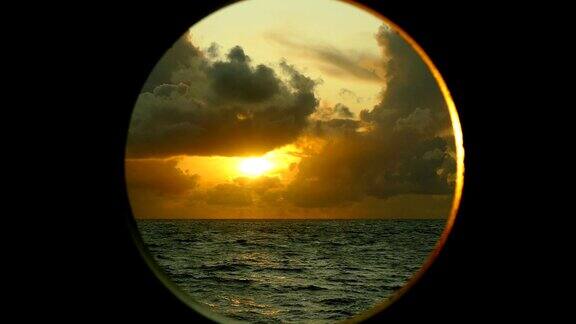 大西洋上透过舷窗看到的奇妙的日落
