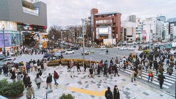 日本东京原宿穿过拥挤人群的街道