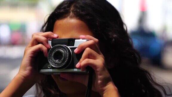 小女孩用复古相机拍照