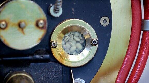 用专用机器烘焙生咖啡豆