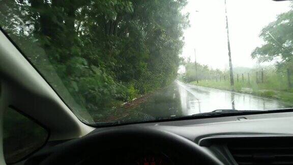 下着雨在乡村的路上开车