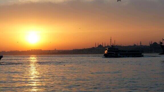 日落时分的船只土耳其伊斯坦布尔卡迪科伊