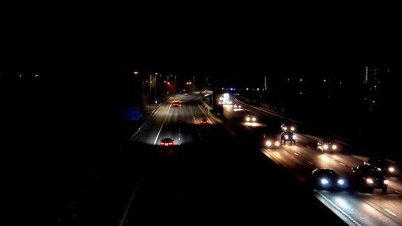 救护车正在曼彻斯特M60高速公路上行驶