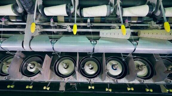 卷绕设备与纺织厂的白色纤维一起工作