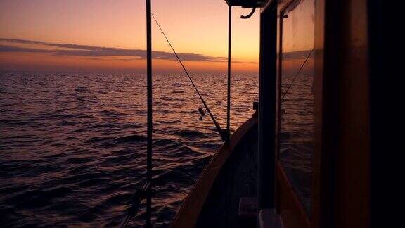 日出时的渔船和宁静的海洋剪影