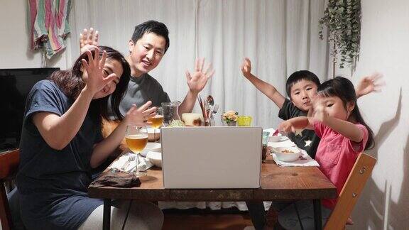 家庭参加在线视频会议并在家里一起吃饭