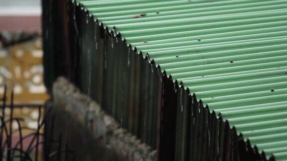 雨在那天落在屋顶上