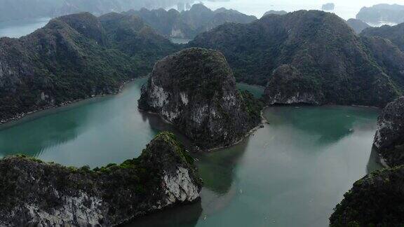空中:飞越下龙湾岩石尖塔越南著名的旅游景点