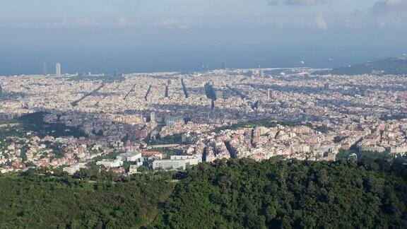 鸟瞰图的巴塞罗那与山在前景