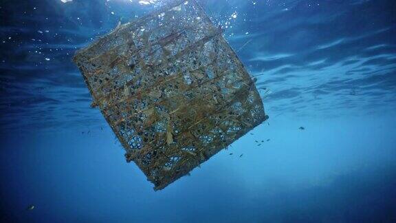 商业捕鱼陷阱鬼网污染丢弃在海洋垃圾带