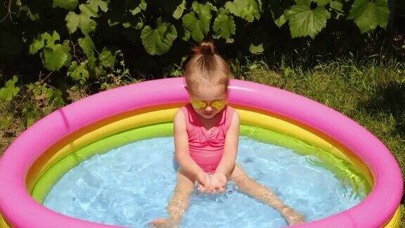 一个小孩喝游泳池里的脏水
