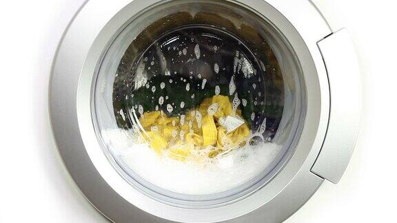 有很多泡沫的洗衣机