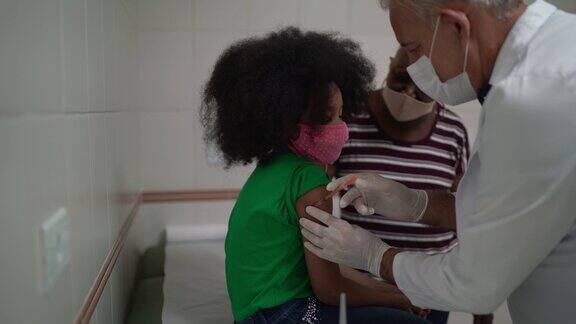 医生正在给一个小女孩病人注射疫苗
