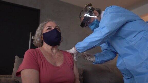 老年妇女在家接种疫苗-戴口罩