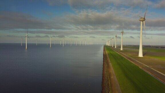 鸟瞰图上的风力涡轮机在海岸IJsselmeer在荷兰