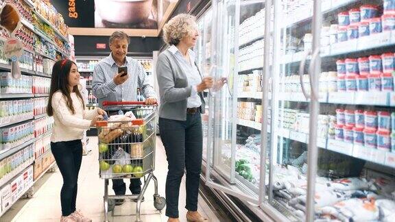 爷爷奶奶和孙女在超市购物