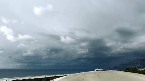在暴风雨和闪电天气下的沙丘越野车