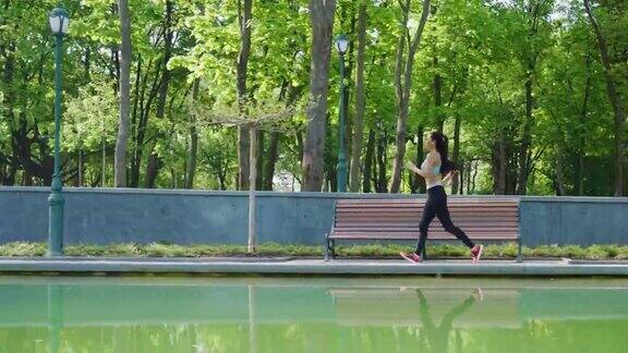 适合女性在公园池塘边慢跑