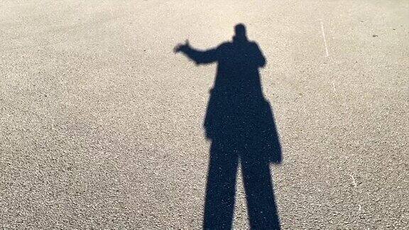一个男人在街上打招呼的影子