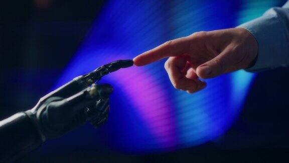 仿人机器人手臂触摸人类手连接手指-科技与人类创造性思维的结合
