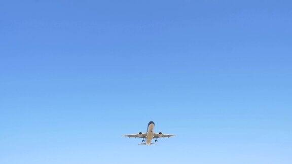 喷气式飞机在蓝天中飞行