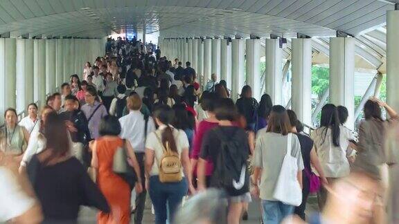 人们走在天桥上去轻轨车站