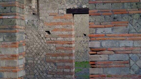 近距离观察意大利庞贝古城的红砖墙