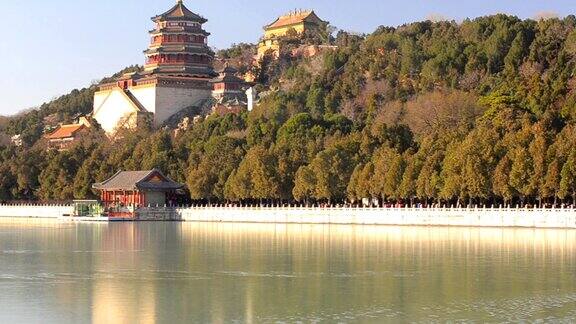 淘金:北京颐和园湖面结冰
