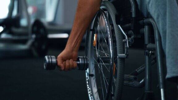 特写视频残疾人轮椅老人用哑铃锻炼身体残疾人